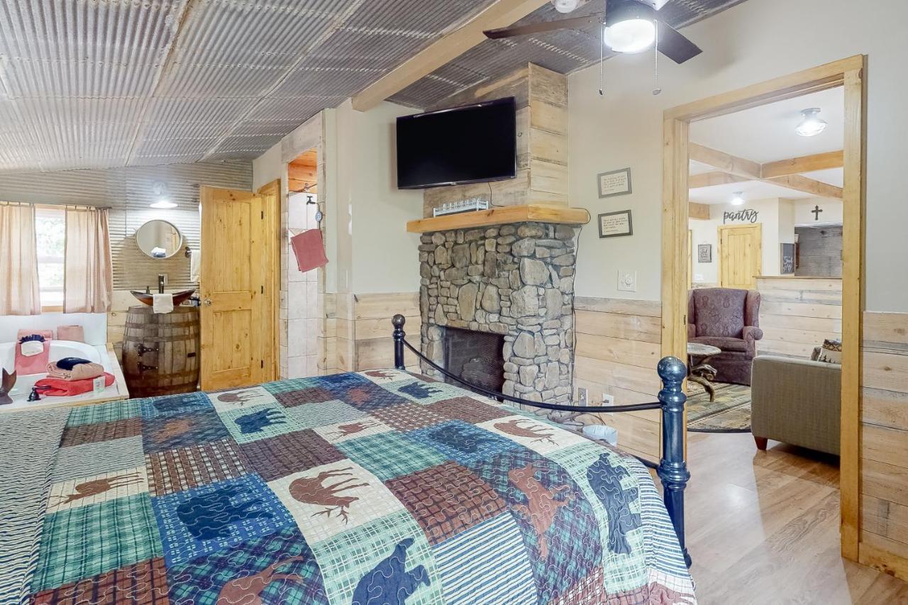 Bear Caves At Black Bear Cottages Сивиървил Екстериор снимка