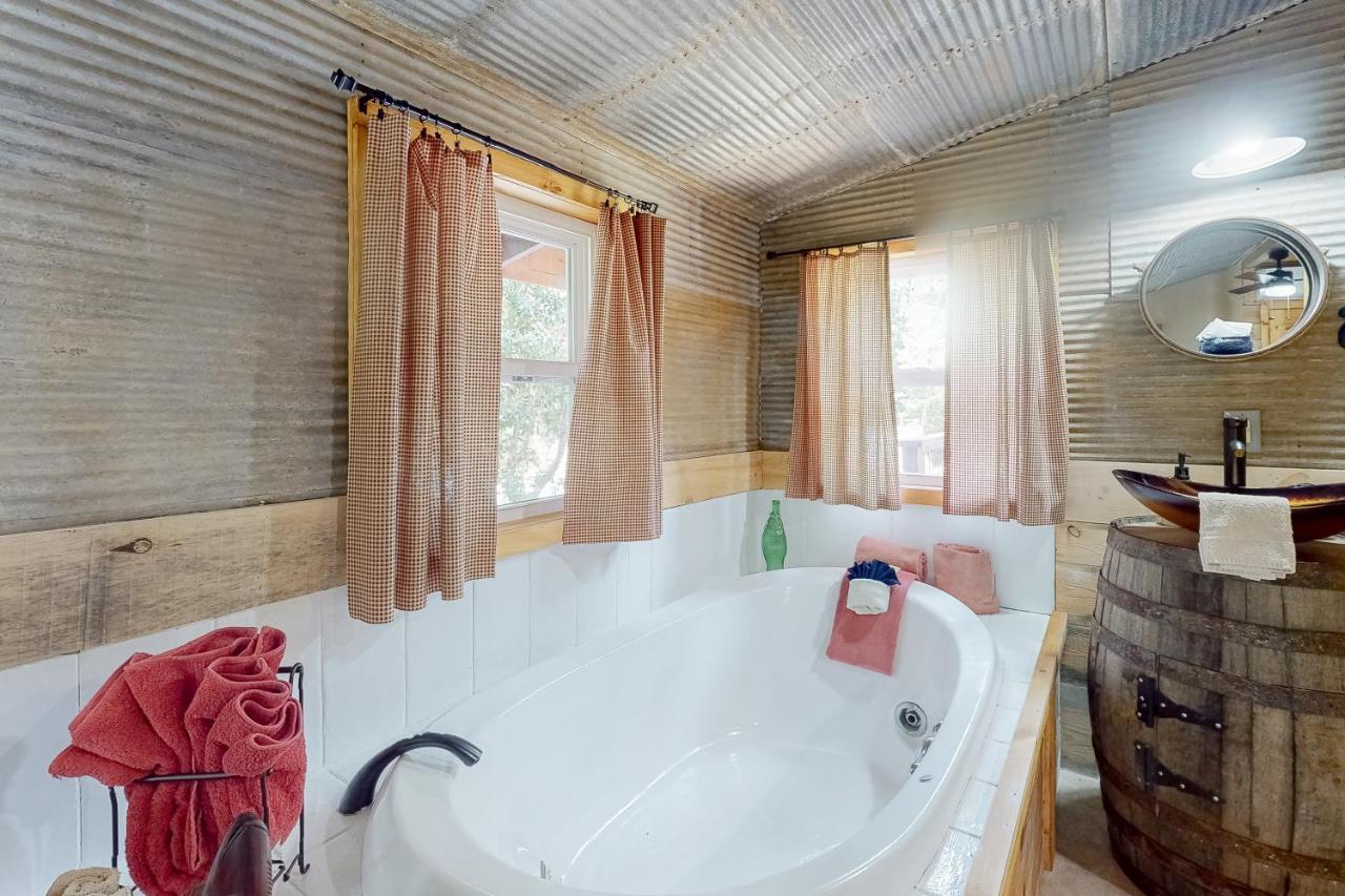 Bear Caves At Black Bear Cottages Сивиървил Екстериор снимка